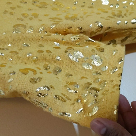 Como Vintage| NWOT Yellow Mock Neck T-shirt With Gold like Animal Print - Picture 3 of 9